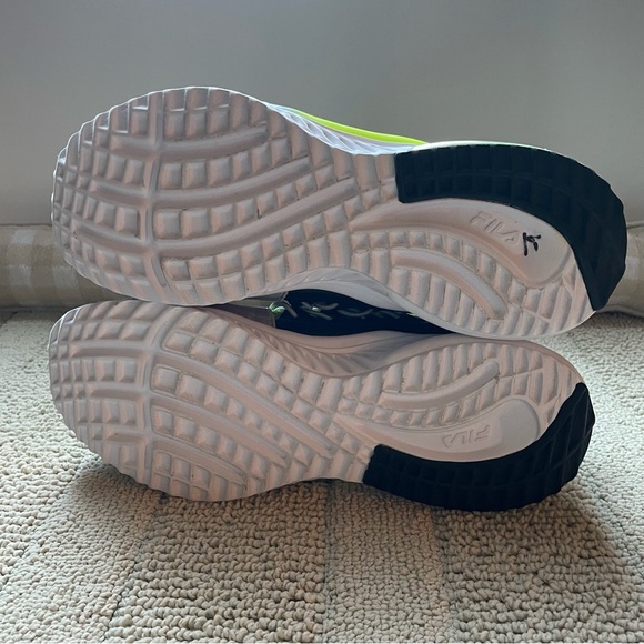 FILA Fantastiq 2 Running Shoe Sneaker Size 5.5 EUC Unisex Lightweight - Picture 8 of 11